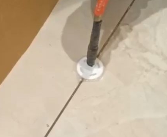 驻马店市瓷砖空鼓维修公司专业解答瓷砖在铺贴过程中，如果没有涂抹均匀到位的粘结材料（如水泥砂浆或瓷砖胶），可能会导致以下问题